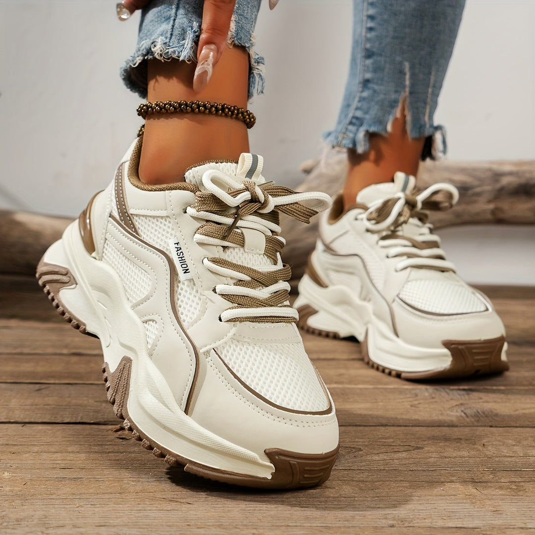 "Damen Sneakers mit hoher Sohle, modern und bequem, in Khaki und Schwarz aus atmungsaktivem Material, für stilvolle Outfits."