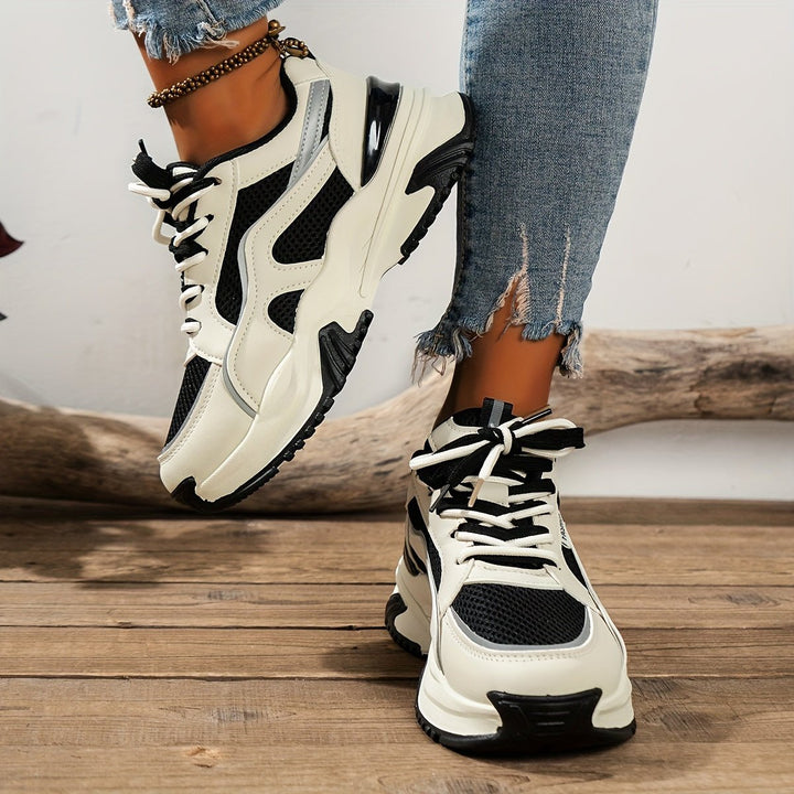 "Damen Sneakers mit hoher Sohle, modern und bequem, in Khaki und Schwarz aus atmungsaktivem Material, für stilvolle Outfits."