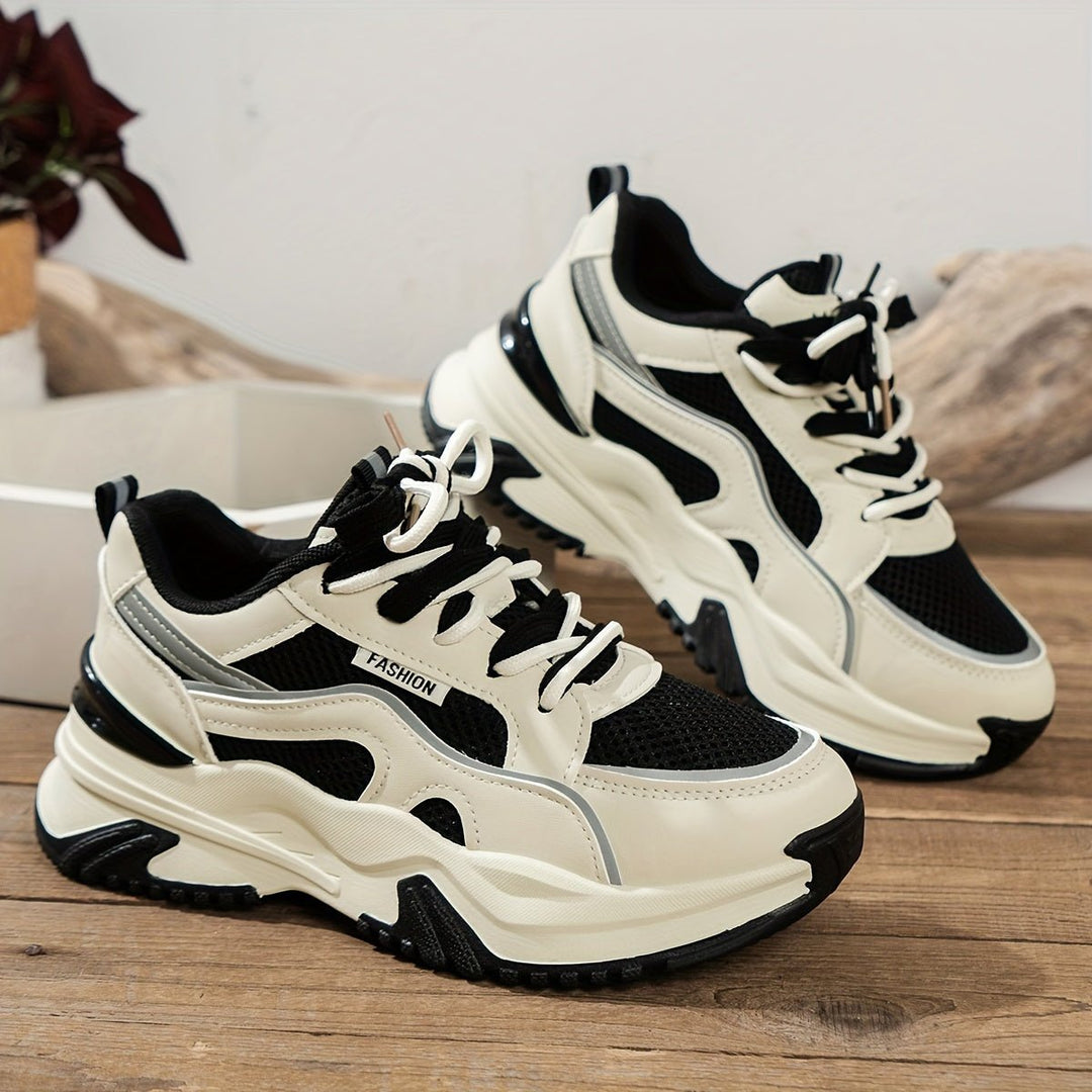 "Damen Sneakers mit hoher Sohle, modern und bequem, in Khaki und Schwarz aus atmungsaktivem Material, für stilvolle Outfits."