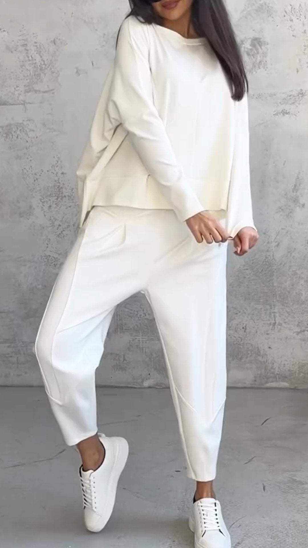 "Damen Sommer Outfit: Langarmshirt und Hose in schlichtem Design, lässig und stilvoll, ideal für Freizeit und Sommer."