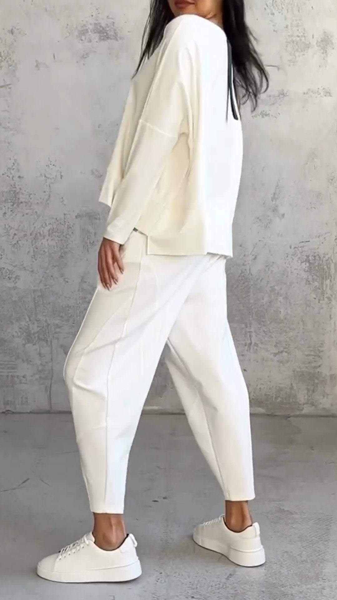 "Damen Sommer Outfit: Langarmshirt und Hose in schlichtem Design, lässig und stilvoll, ideal für Freizeit und Sommer."
