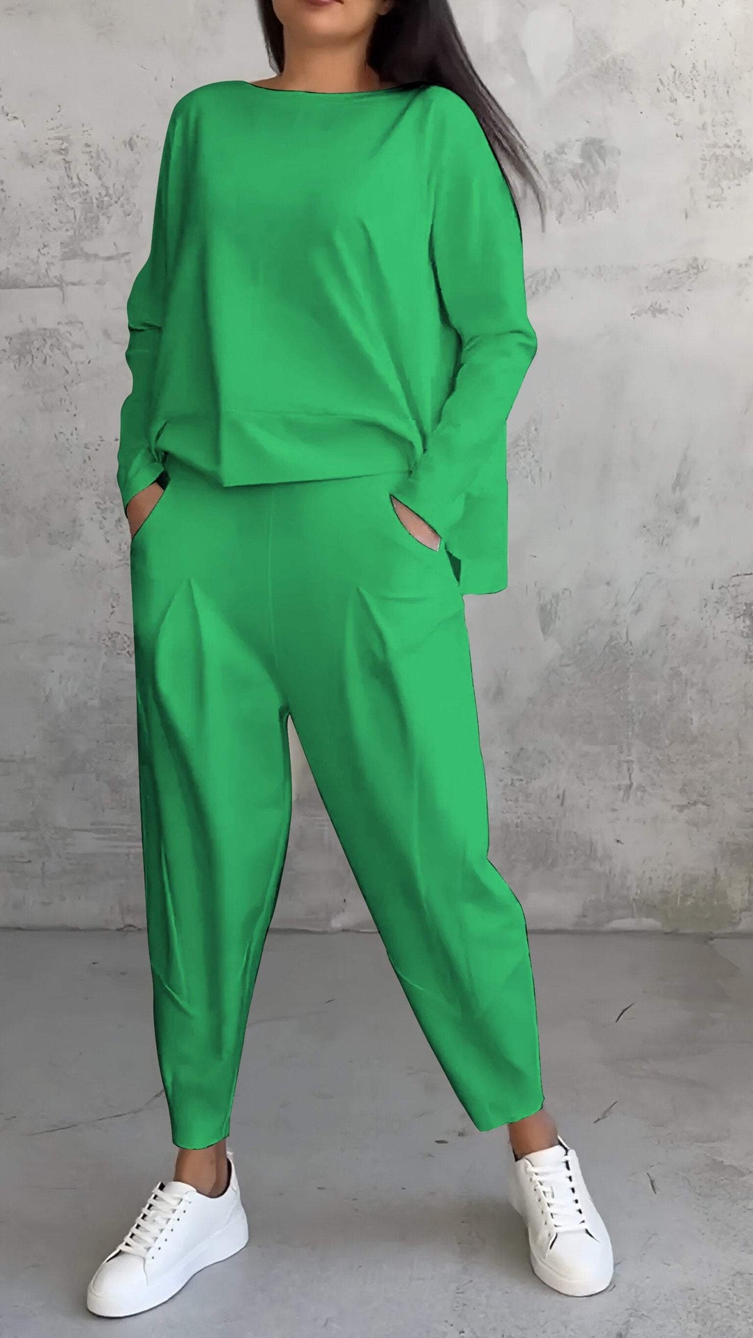 "Damen Sommer Outfit: Langarmshirt und Hose in schlichtem Design, lässig und stilvoll, ideal für Freizeit und Sommer."