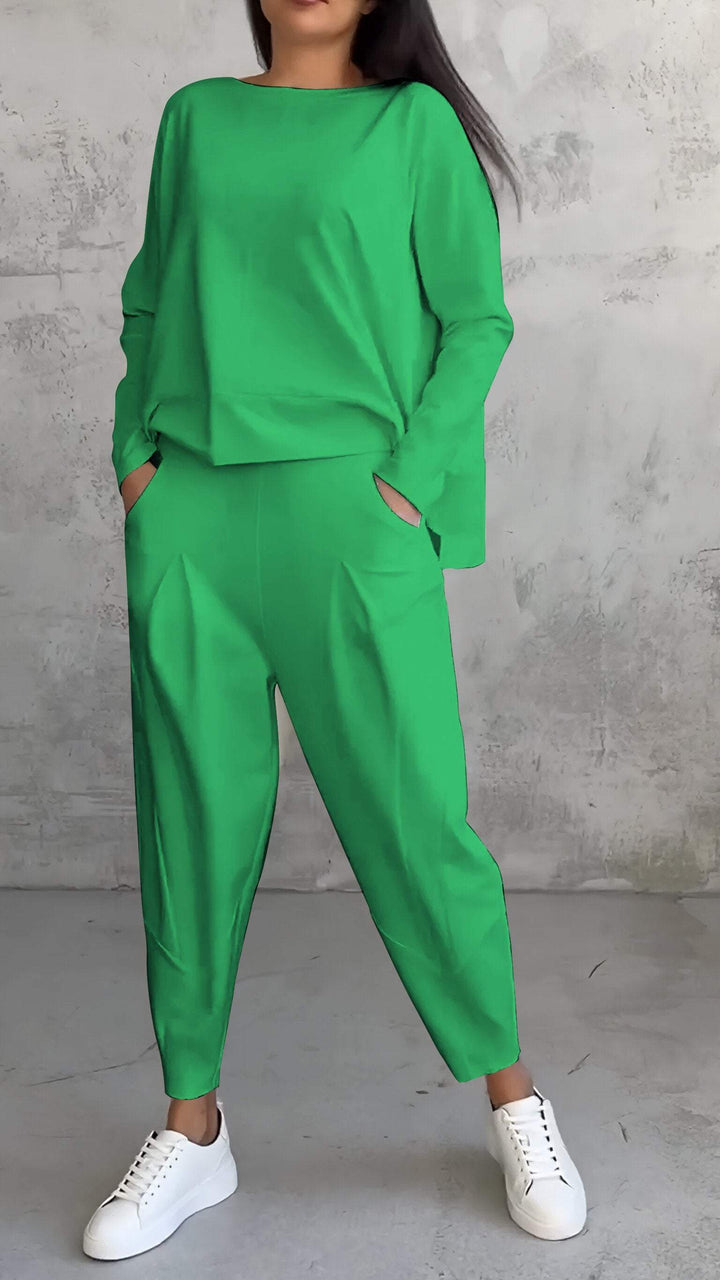 "Damen Sommer Outfit: Langarmshirt und Hose in schlichtem Design, lässig und stilvoll, ideal für Freizeit und Sommer."