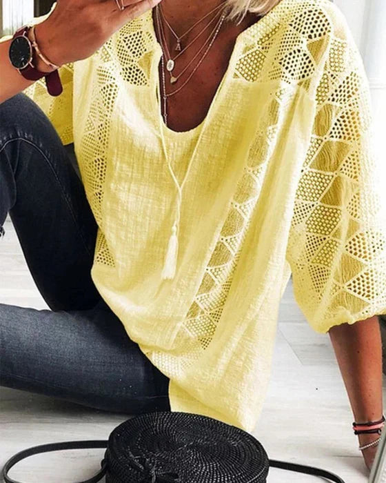 Damen Sommerbluse mit Schlitzkragen, atmungsaktiv, entspannte Passform, in Beige, ideal für Frühling und Sommer.