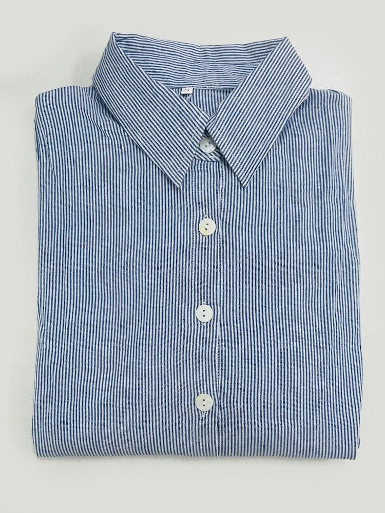 "Damen Sommerkleid mit schlichtem, modernem Design in leuchtendem Blau, luftiger Schnitt für komfortable Sommertage."