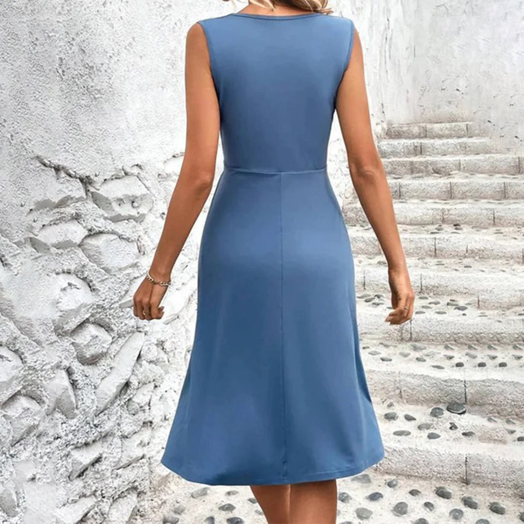 Damen Sommerkleid mit Wickelausschnitt, zarten Rüschenärmeln, luftigem Stoff und eleganter Silhouette für warme Sommertage.