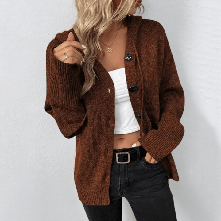 "Damen Strickjacke Brittan in Grau mit Knöpfen, warme und elegante Jacke für kalte Tage, aus weichem Material."