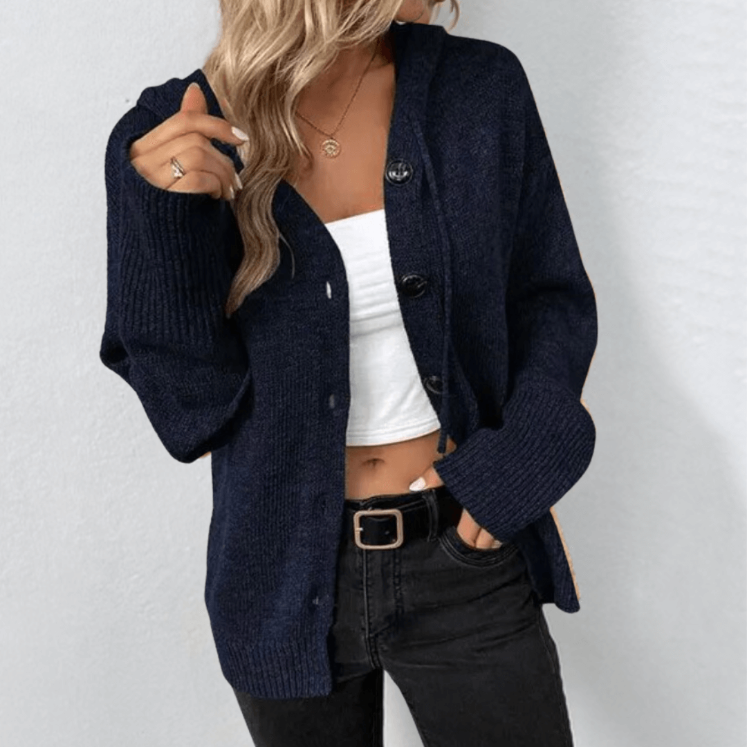 "Damen Strickjacke Brittan in Grau mit Knöpfen, warme und elegante Jacke für kalte Tage, aus weichem Material."
