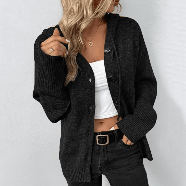 "Damen Strickjacke Brittan in Grau mit Knöpfen, warme und elegante Jacke für kalte Tage, aus weichem Material."