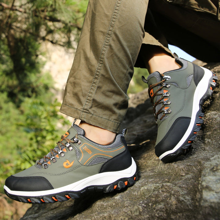 "Damen Trekkingschuhe mit grauer Oberfläche und robuster, rutschfester Sohle für Outdoor-Abenteuer"