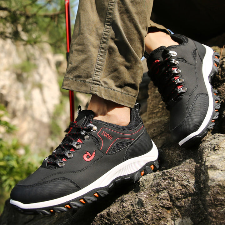 "Damen Trekkingschuhe mit grauer Oberfläche und robuster, rutschfester Sohle für Outdoor-Abenteuer"