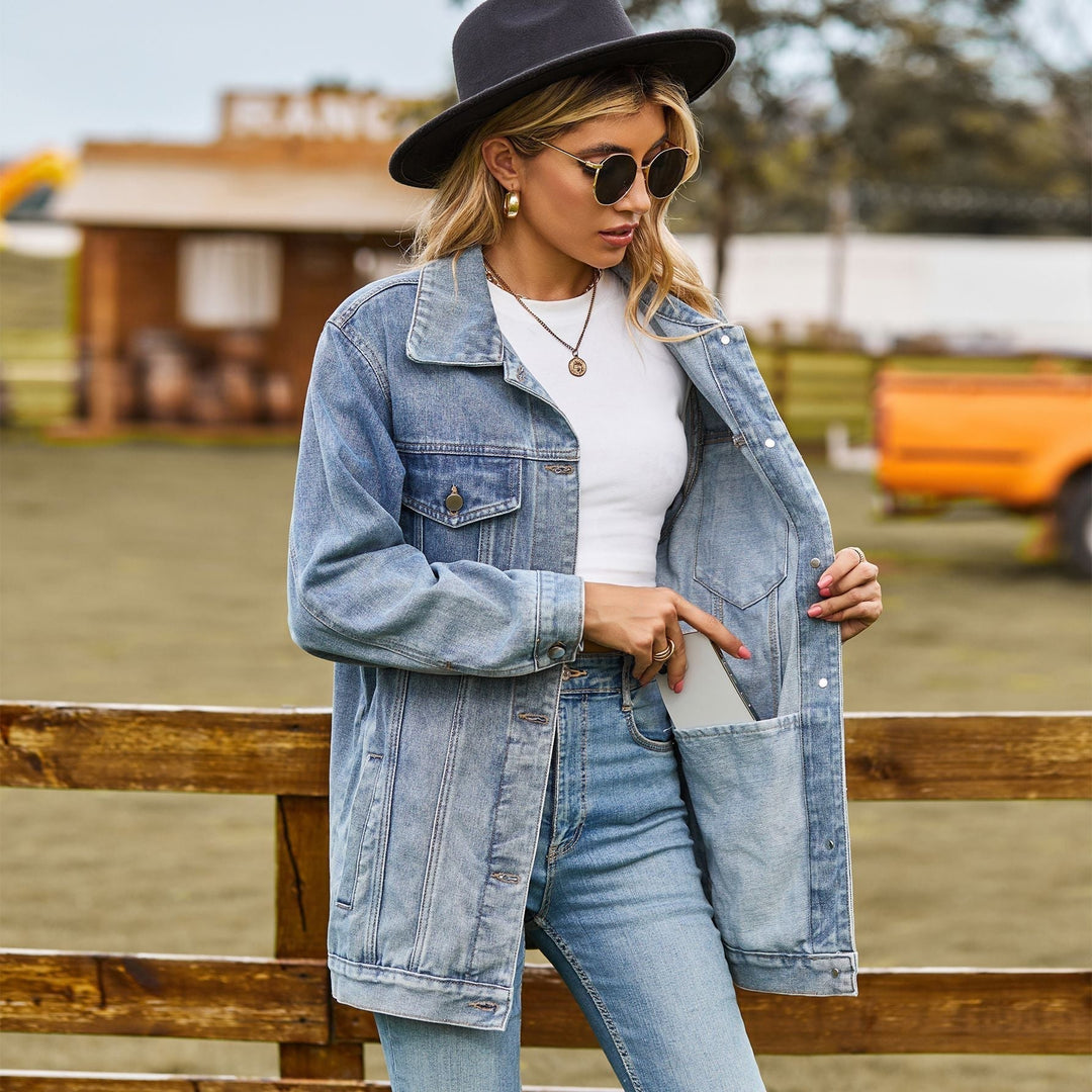 "Damen Vintage Jeansjacke mit Knopfverschluss, dunkelblauer Farbton, Kapuzenoption verfügbar, ideal für Winterlagen."