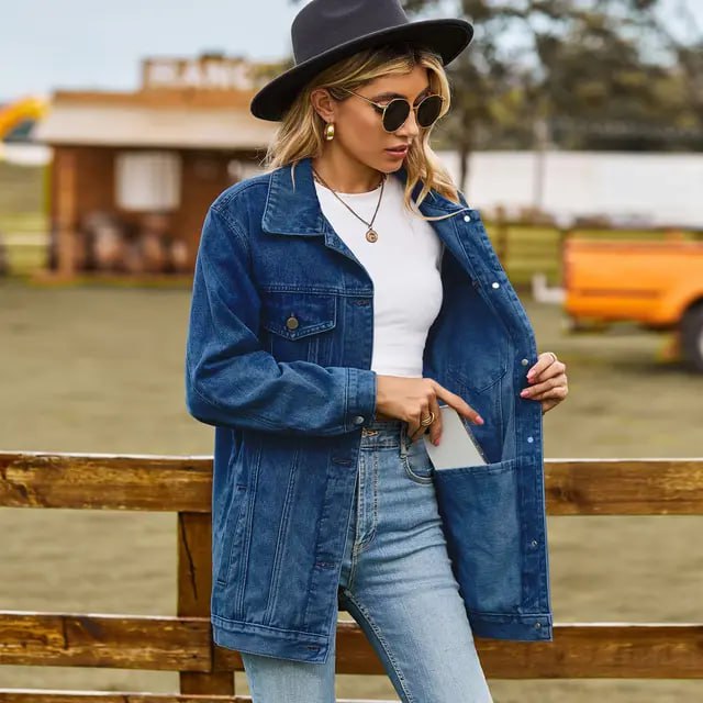 "Damen Vintage Jeansjacke mit Knopfverschluss, dunkelblauer Farbton, Kapuzenoption verfügbar, ideal für Winterlagen."