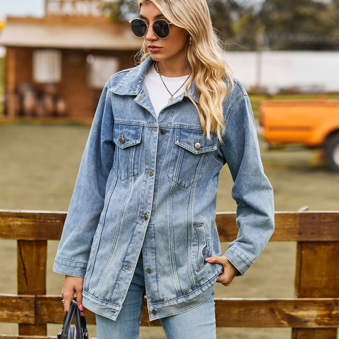 "Damen Vintage Jeansjacke mit Knopfverschluss, dunkelblauer Farbton, Kapuzenoption verfügbar, ideal für Winterlagen."