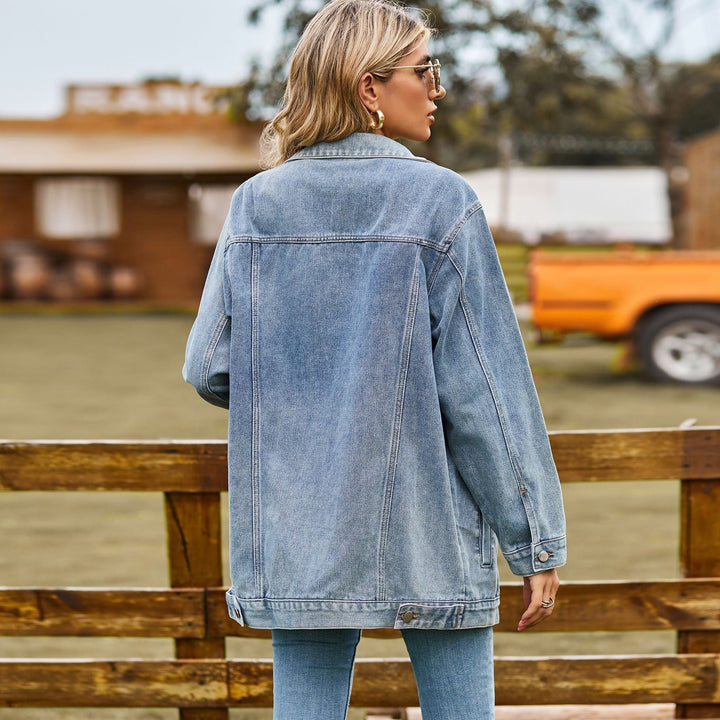 "Damen Vintage Jeansjacke mit Knopfverschluss, dunkelblauer Farbton, Kapuzenoption verfügbar, ideal für Winterlagen."