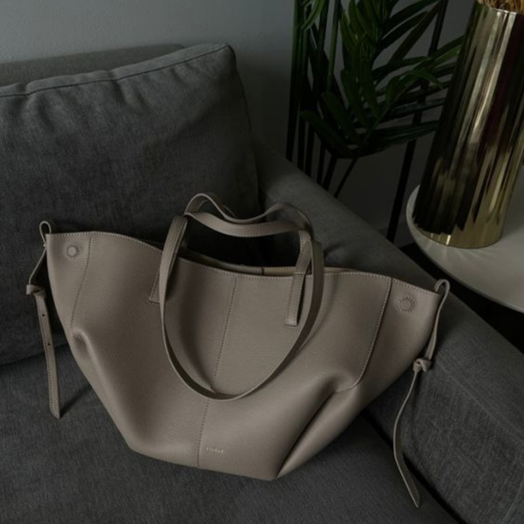 "Damen Vintage Tote Bag, geräumig und stilvoll, ideal für Alltag und Reisen. Klassisches Design, robust und vielseitig."