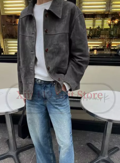 "Damen Vintage Wildleder Mantel, elegant geschnitten, weiches Leder, detailreich, ideal für Herbst/Winter Looks."