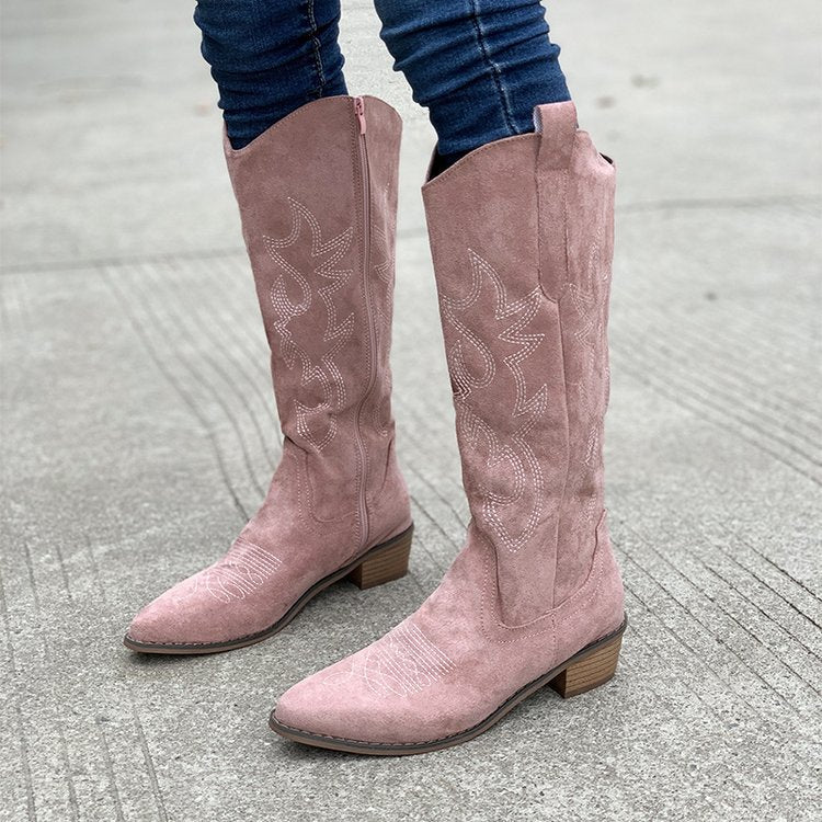 "Damen Western-Stiefel aus Wildleder mit Stickerei, elegantes Design und komfortabler Blockabsatz für jedes Outfit."