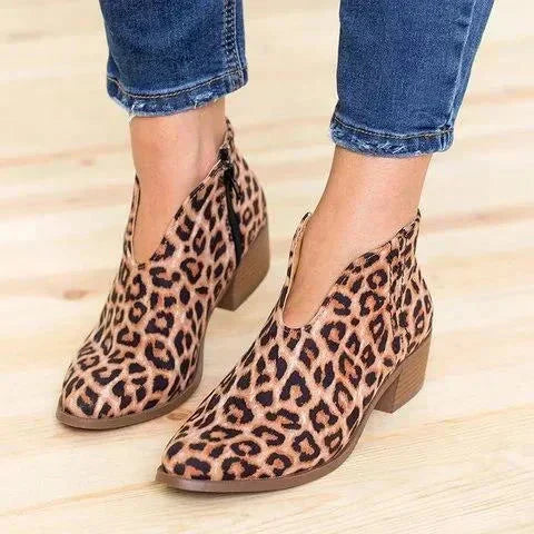 "Damen Wildleder Ankle Boots mit V-Form, niedrigem Blockabsatz, seitlichem Reißverschluss; stilvolles Design für Alltag."