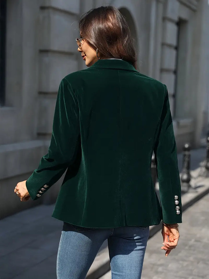 "Damenblazer Sofia in elegantem grauem Samt, maßgeschneiderte Passform, ideal für festliche Anlässe, zeitloser Stil."