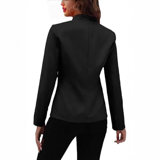 "Damenblazer Vorderansicht mit modernem Schnitt, dezenten Knopfdetails und hochwertigem Stoff in elegantem Design."