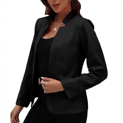 "Damenblazer Vorderansicht mit modernem Schnitt, dezenten Knopfdetails und hochwertigem Stoff in elegantem Design."