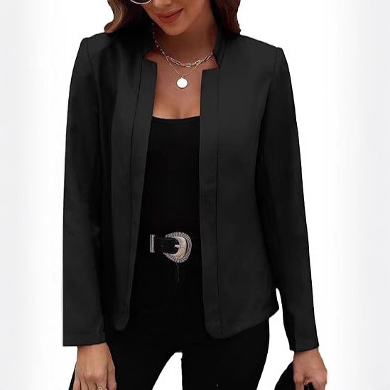 "Damenblazer Vorderansicht mit modernem Schnitt, dezenten Knopfdetails und hochwertigem Stoff in elegantem Design."