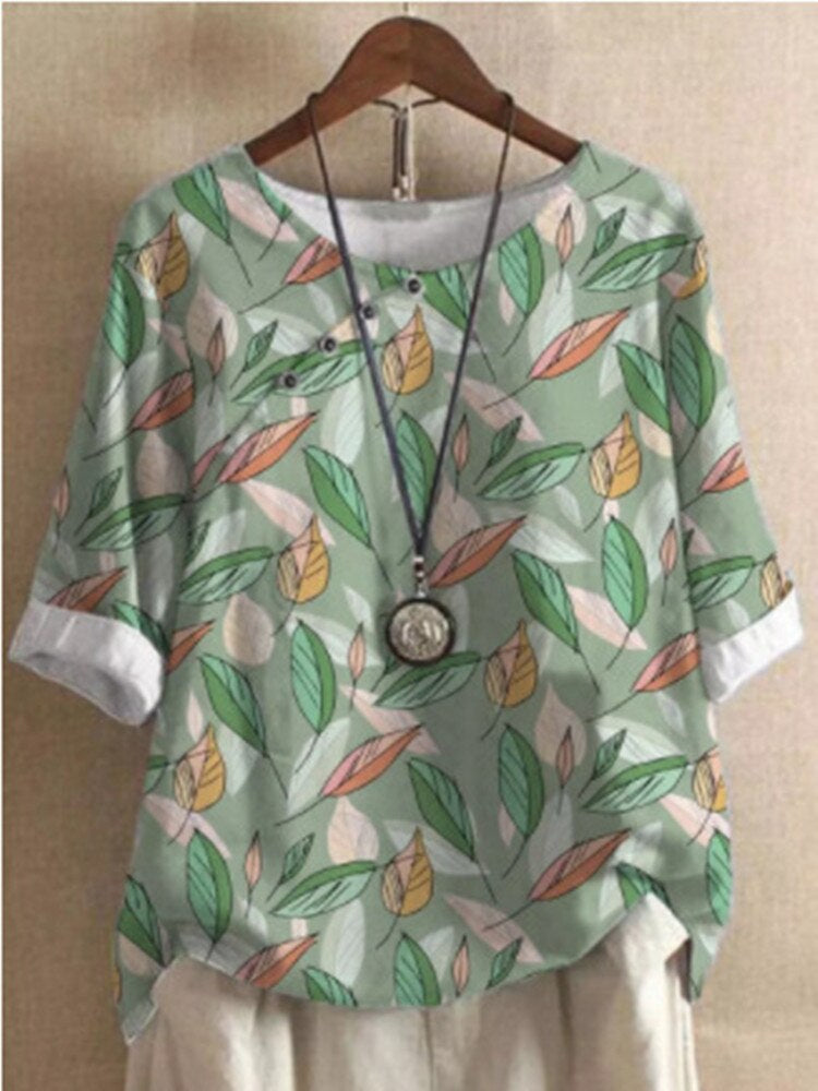 "Damenbluse mit Blumen- und Schmetterlingsdruck, 3/4 Ärmel, elegante Farben, frontale Ansicht, stilvolle Eleganz"