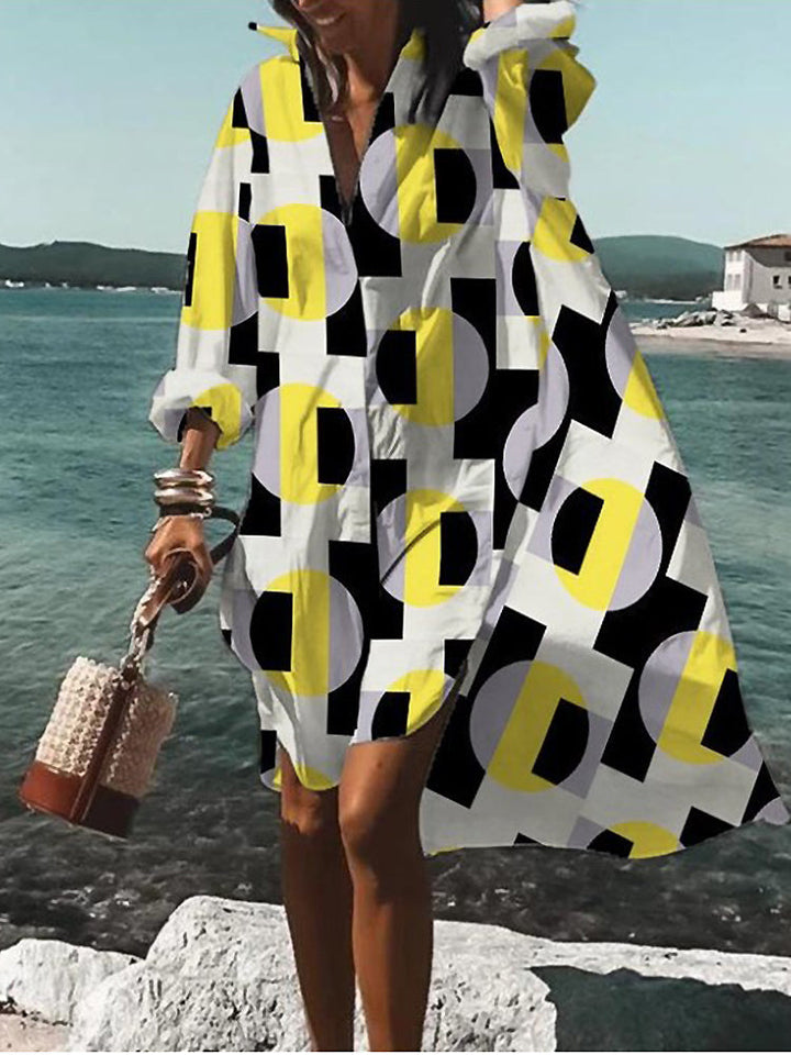 "Damenkleid mit bedruckten Mustern, elegantes Design, lebendige Farben, figurbetonte Passform, vielseitig und stilvoll."