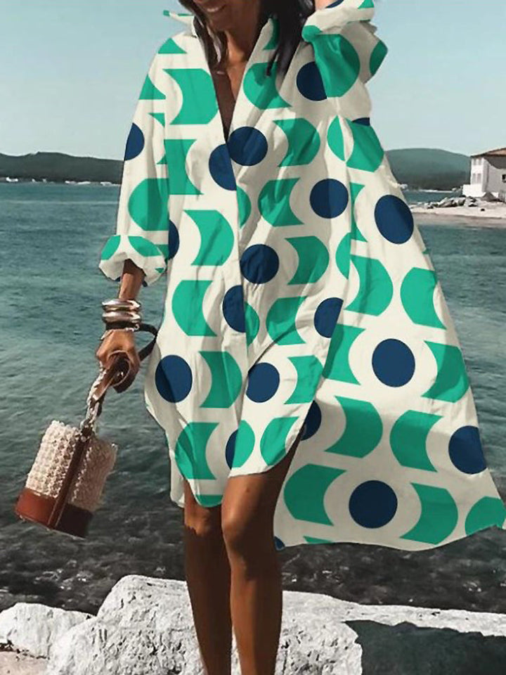 "Damenkleid mit bedruckten Mustern, elegantes Design, lebendige Farben, figurbetonte Passform, vielseitig und stilvoll."