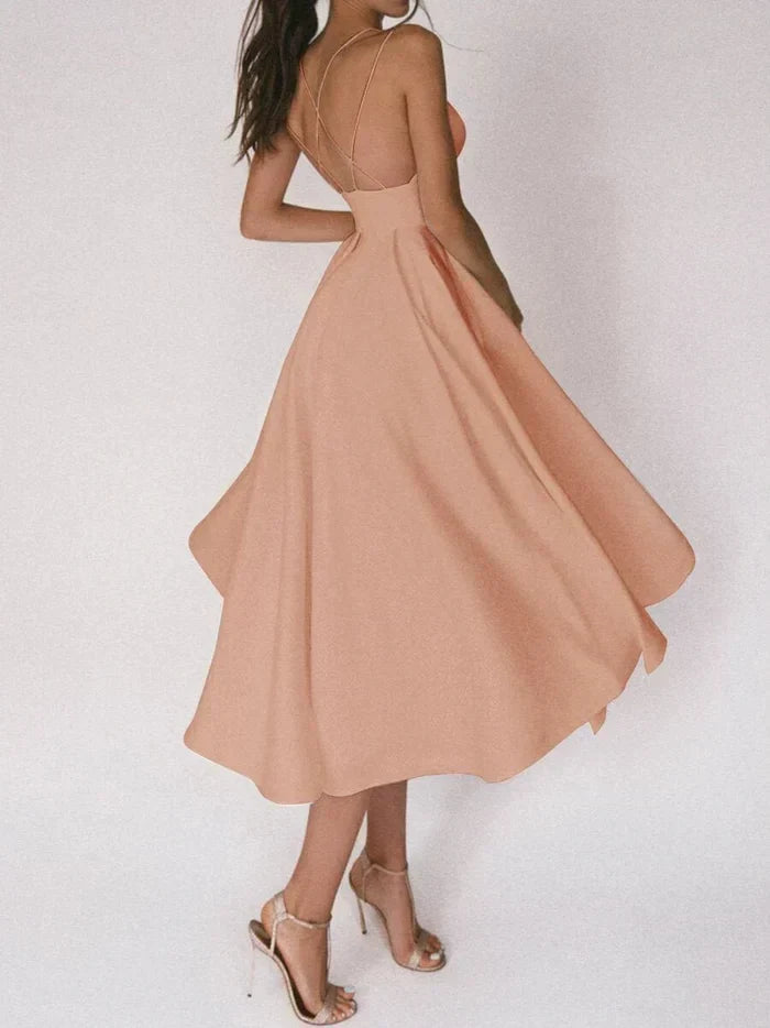 "Damenkleid mit V-Ausschnitt und gekreuzten Rückenträgern, stilvoll und elegant, ideal für Abendveranstaltungen."