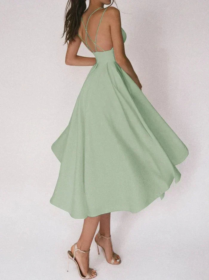"Damenkleid mit V-Ausschnitt und gekreuzten Rückenträgern, stilvoll und elegant, ideal für Abendveranstaltungen."