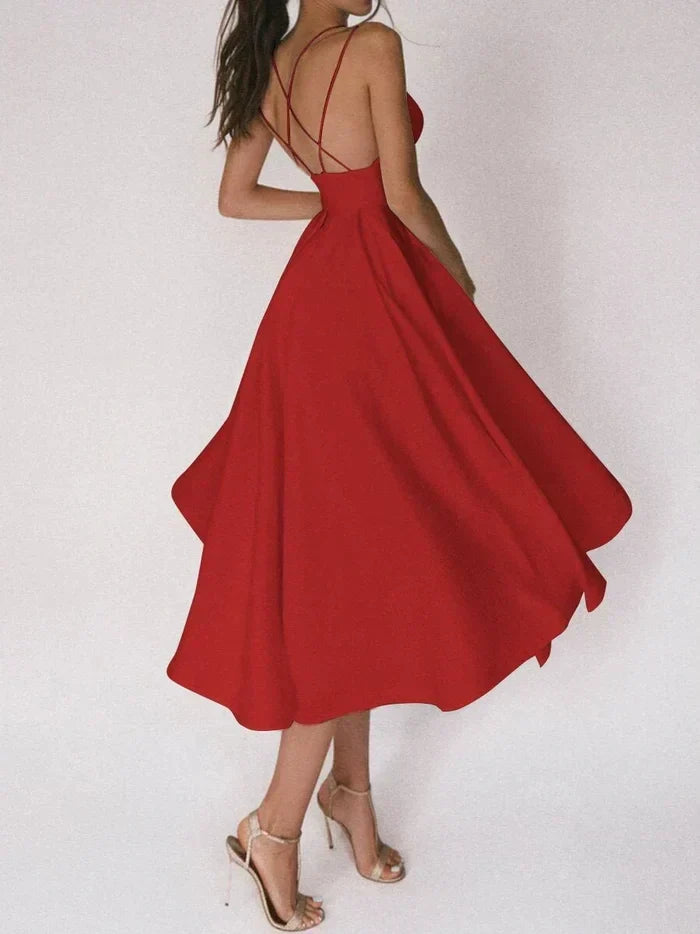"Damenkleid mit V-Ausschnitt und gekreuzten Rückenträgern, stilvoll und elegant, ideal für Abendveranstaltungen."