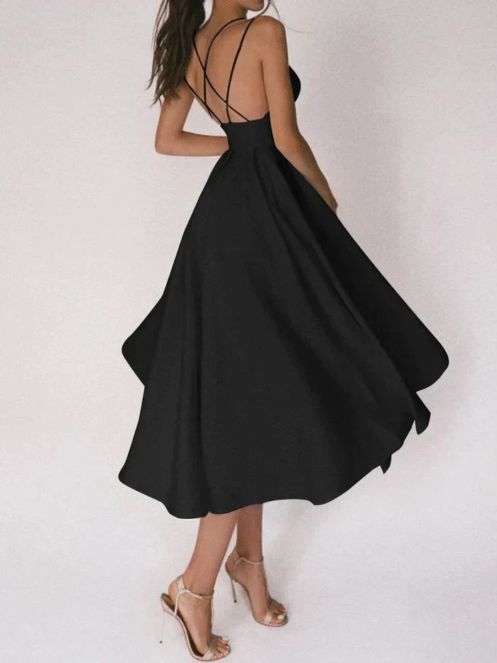 "Damenkleid mit V-Ausschnitt und gekreuzten Rückenträgern, stilvoll und elegant, ideal für Abendveranstaltungen."