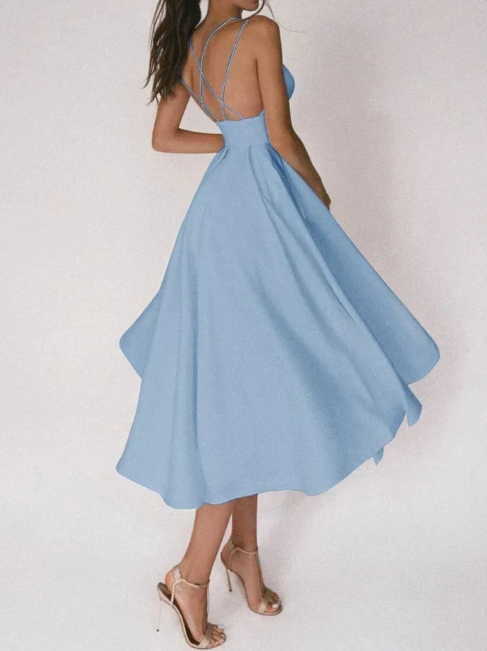 "Damenkleid mit V-Ausschnitt und gekreuzten Rückenträgern, stilvoll und elegant, ideal für Abendveranstaltungen."
