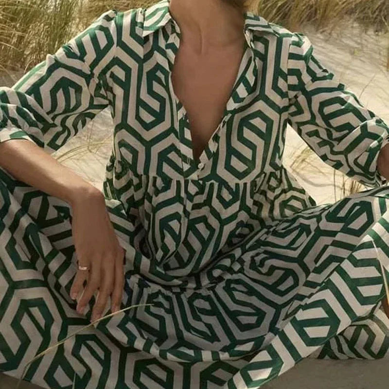 "Damenkleid mit V-Ausschnitt und geometrischem Muster in Midi-Länge, figurbetonter Chic, vielseitig"