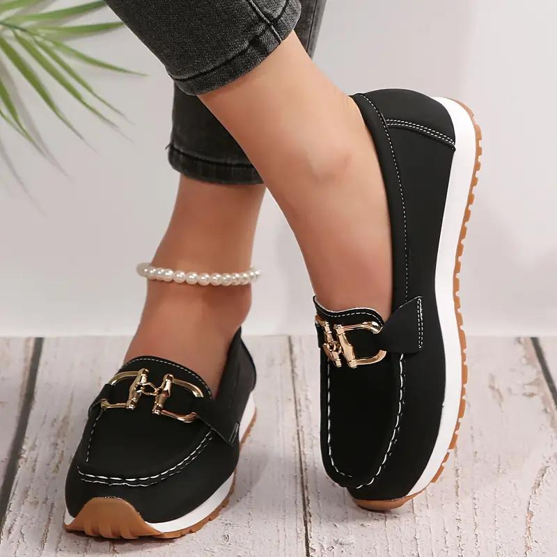 "Damenschuhe mit Metallischer Schnalle in Rot, Slipper-Design aus Kunstleder, elegant und bequem für jeden Anlass."