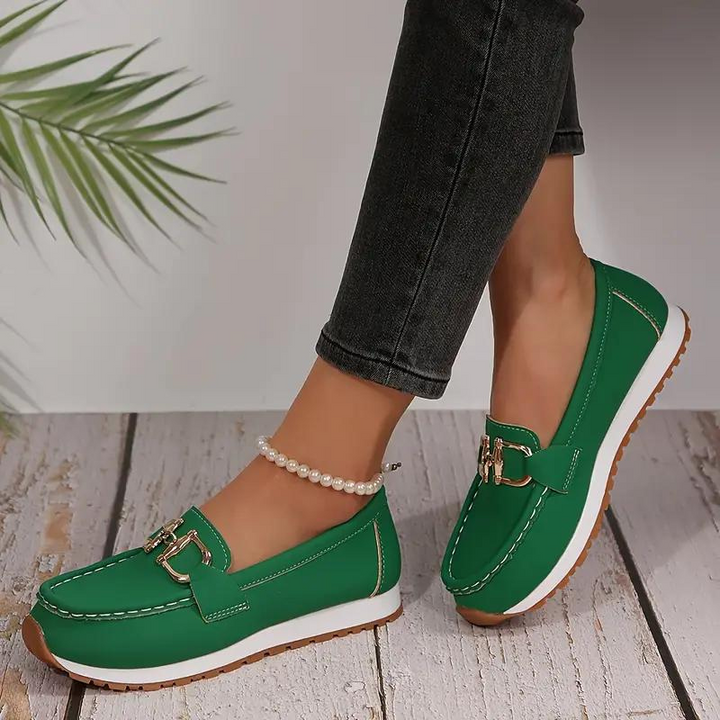 "Damenschuhe mit Metallischer Schnalle in Rot, Slipper-Design aus Kunstleder, elegant und bequem für jeden Anlass."