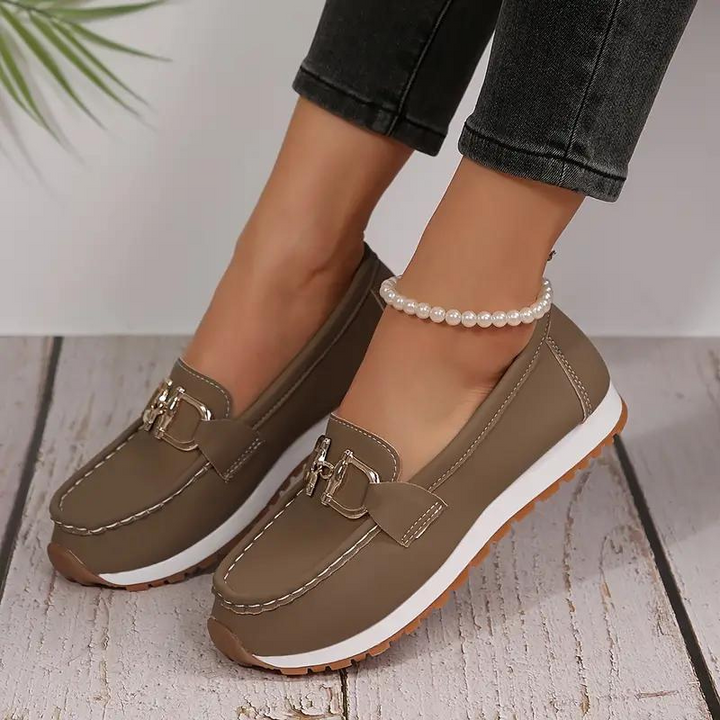 "Damenschuhe mit Metallischer Schnalle in Rot, Slipper-Design aus Kunstleder, elegant und bequem für jeden Anlass."