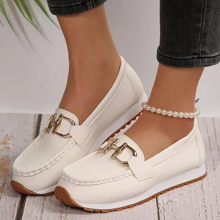 "Damenschuhe mit Metallischer Schnalle in Rot, Slipper-Design aus Kunstleder, elegant und bequem für jeden Anlass."