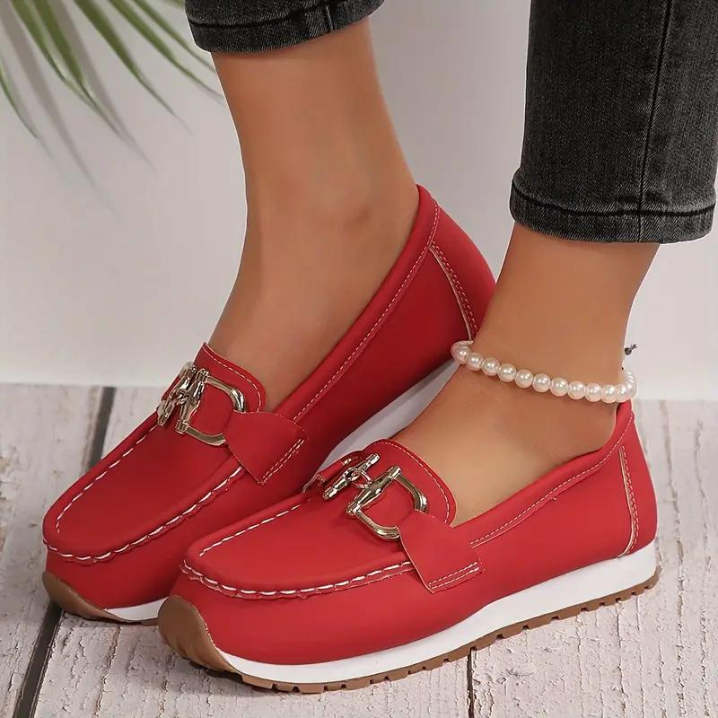 "Damenschuhe mit Metallischer Schnalle in Rot, Slipper-Design aus Kunstleder, elegant und bequem für jeden Anlass."