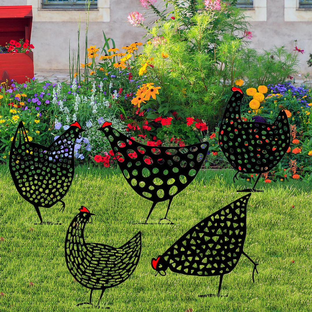 "Dekorative handgefertigte Metallhühner als Gartenstecker, farbenfrohe Akzente auf Rasen oder Terrasse für ländlichen Charme.