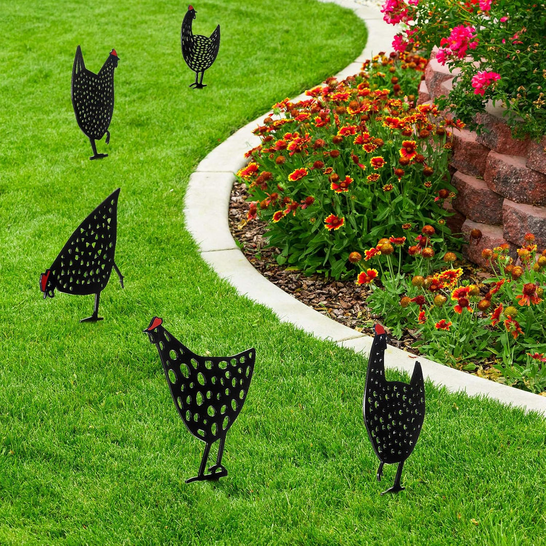 "Dekorative handgefertigte Metallhühner als Gartenstecker, farbenfrohe Akzente auf Rasen oder Terrasse für ländlichen Charme.