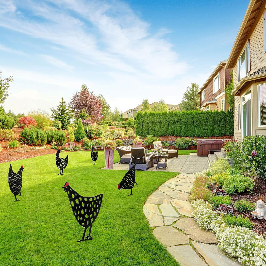 "Dekorative handgefertigte Metallhühner als Gartenstecker, farbenfrohe Akzente auf Rasen oder Terrasse für ländlichen Charme.