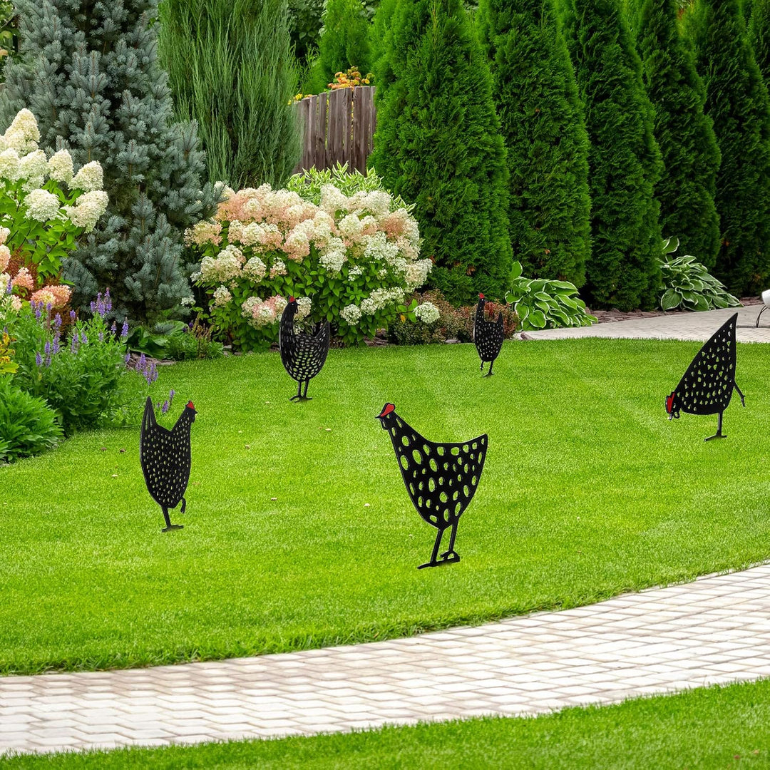 "Dekorative handgefertigte Metallhühner als Gartenstecker, farbenfrohe Akzente auf Rasen oder Terrasse für ländlichen Charme.