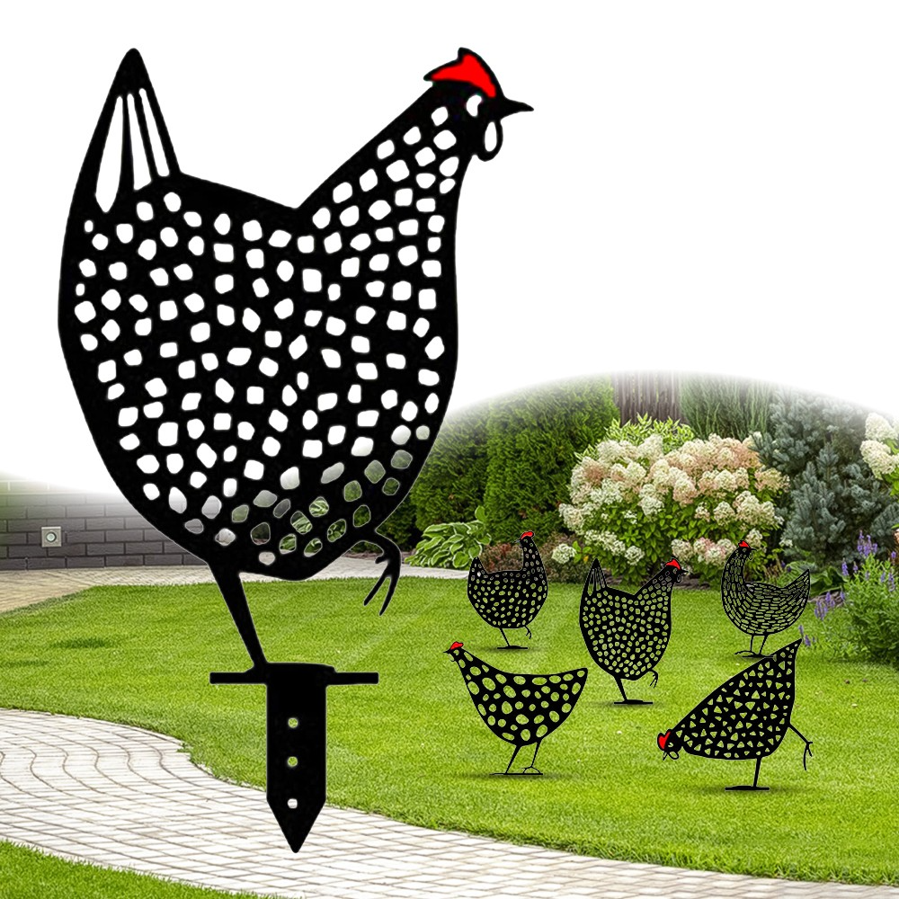 "Dekorative handgefertigte Metallhühner als Gartenstecker, farbenfrohe Akzente auf Rasen oder Terrasse für ländlichen Charme.