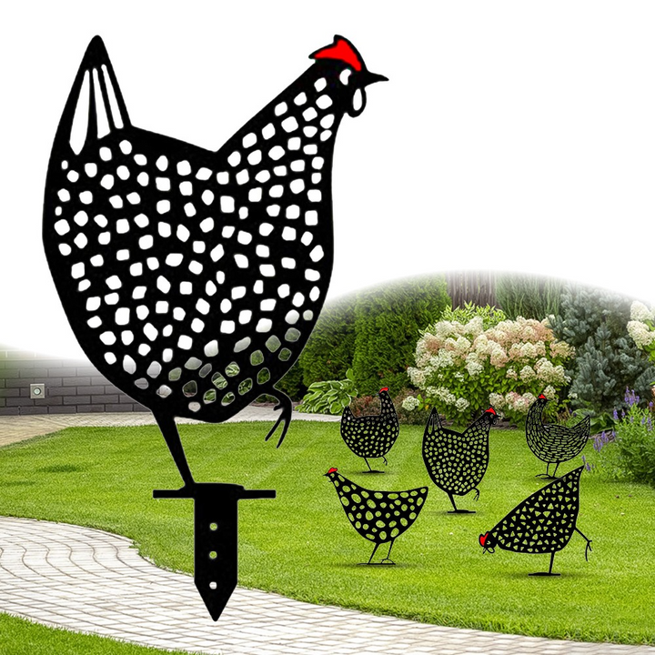 "Dekorative handgefertigte Metallhühner als Gartenstecker, farbenfrohe Akzente auf Rasen oder Terrasse für ländlichen Charme.