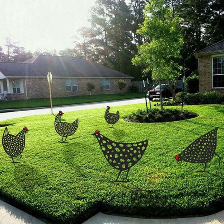 "Dekorative handgefertigte Metallhühner als Gartenstecker, farbenfrohe Akzente auf Rasen oder Terrasse für ländlichen Charme.