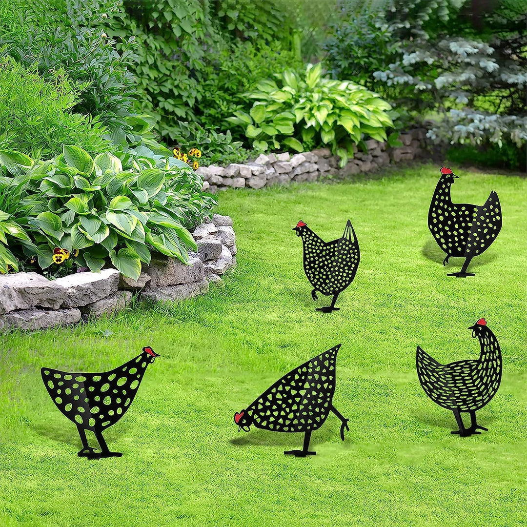 "Dekorative handgefertigte Metallhühner als Gartenstecker, farbenfrohe Akzente auf Rasen oder Terrasse für ländlichen Charme.
