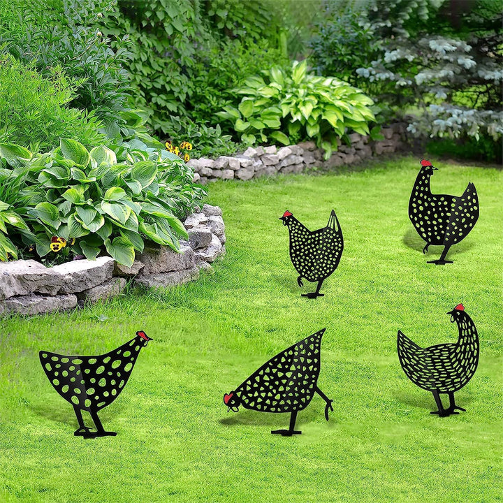 "Dekorative handgefertigte Metallhühner als Gartenstecker, farbenfrohe Akzente auf Rasen oder Terrasse für ländlichen Charme.